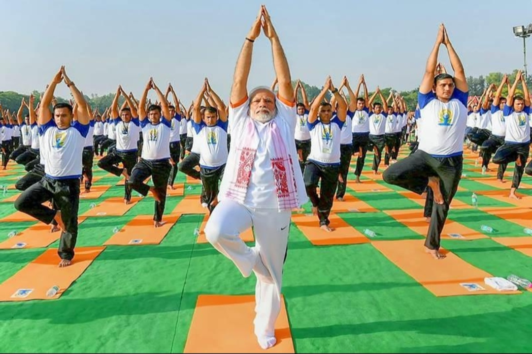 अंतरराष्ट्रीय योग दिवस पर कोलकाता में पीएम मोदी ने किया योग, दिया स्वस्थ जीवन का संदेश - Media 1