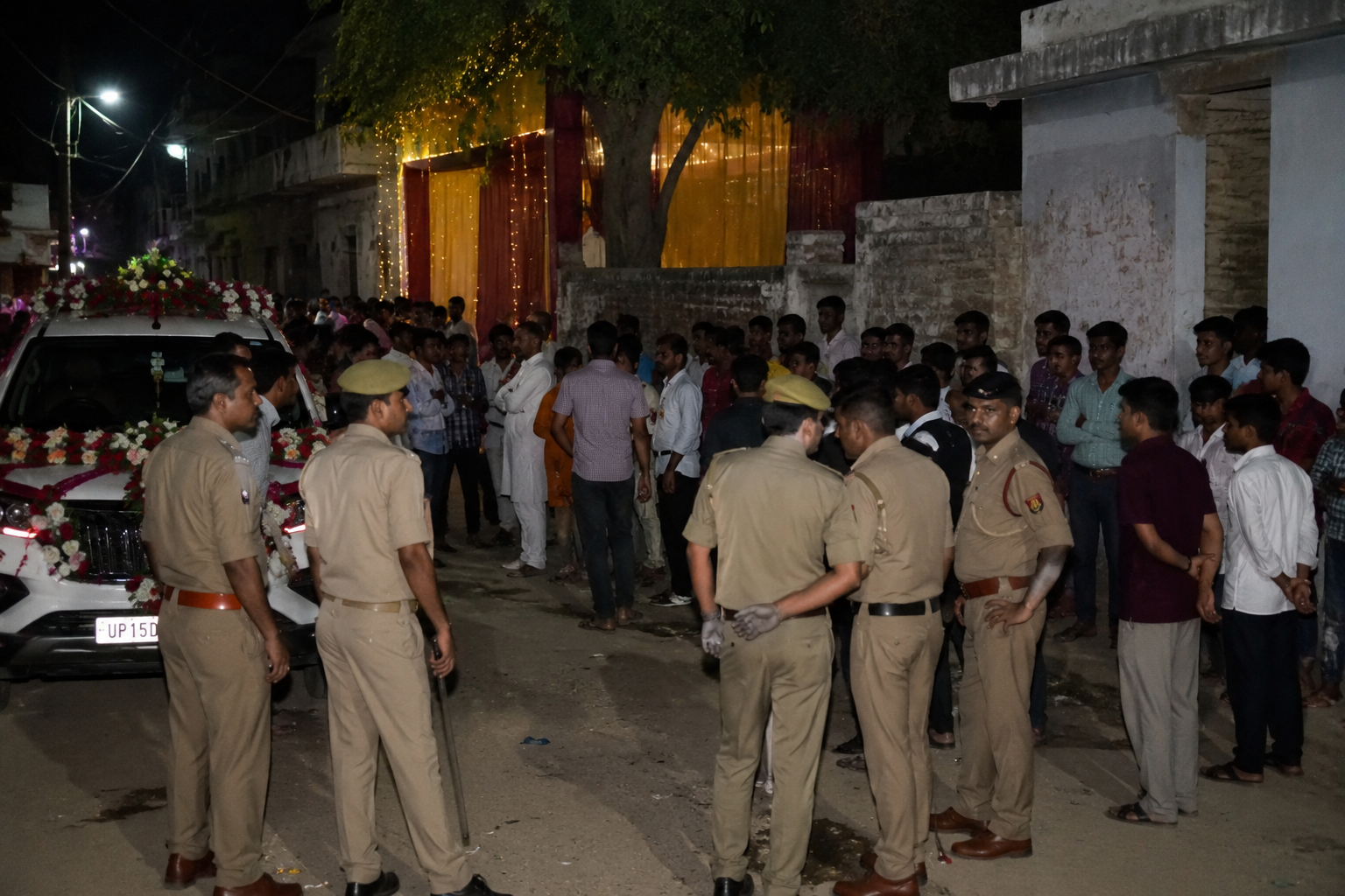 विदाई के दौरान बवाल: बारातियों-घरातियों पर पथराव, ग्राम प्रधान समेत 10 पर मुकदमा - Media 1
