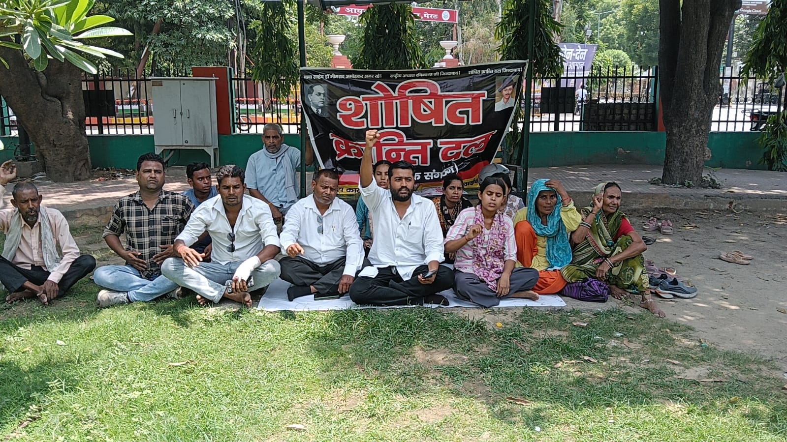 सोमवार तक के लिए शोषित क्रांति दल का धरना स्थगित, सीओ को सौंपा ज्ञापन - Media 1