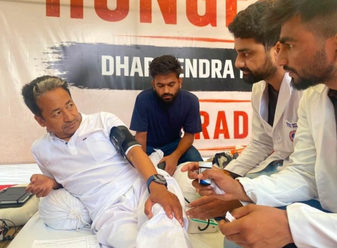 17वें दिन भी अनशन पर डटे सोनम वांगचुक, बिगड़ती सेहत को लेकर बढ़ी चिंता - Media 1
