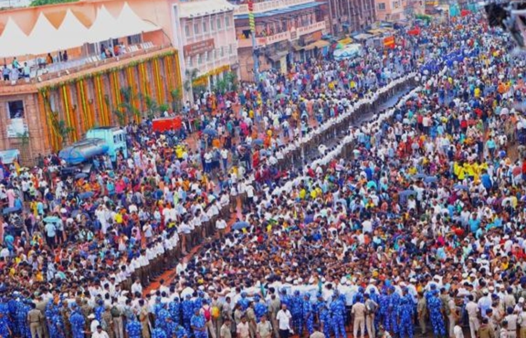 पुरी रथयात्रा में श्रद्धालु की मौत, व्यवस्थाओं पर उठे सवाल - Media 1
