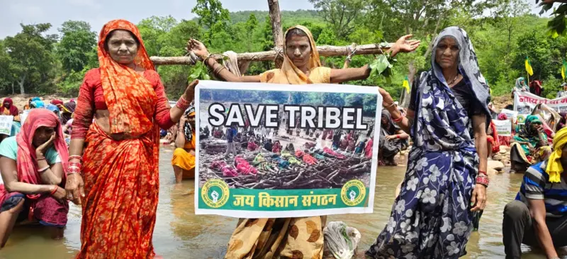 केन-बेतवा लिंक परियोजना के विरोध में ग्रामीणों का अनोखा प्रदर्शन, पानी में उतरकर जताया विरोध - Media 1