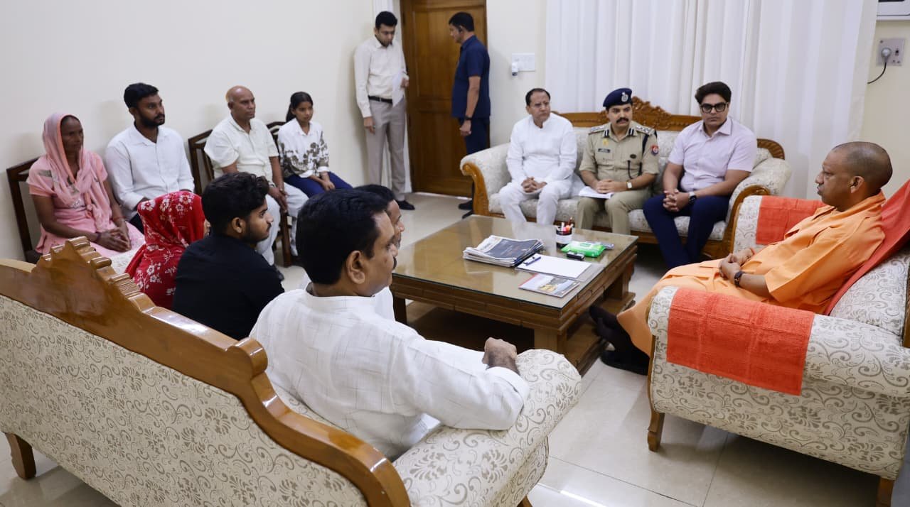 ललिता गौतम हत्याकांड: मुख्यमंत्री योगी आदित्यनाथ ने परिजनों से की मुलाकात, ₹5 लाख सहायता और सरकारी आवास देने के निर्देश - Media 1