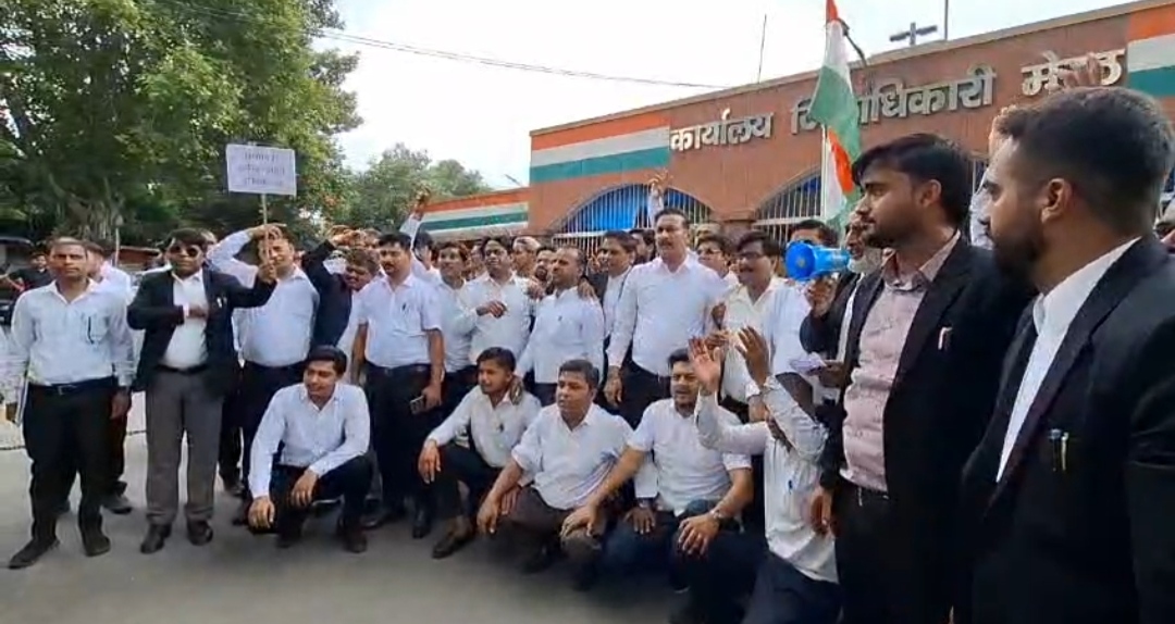 जंतर-मंतर लाठीचार्ज के विरोध में मेरठ के अधिवक्ताओं का प्रदर्शन, राष्ट्रपति के नाम सौंपा ज्ञापन - Media 1