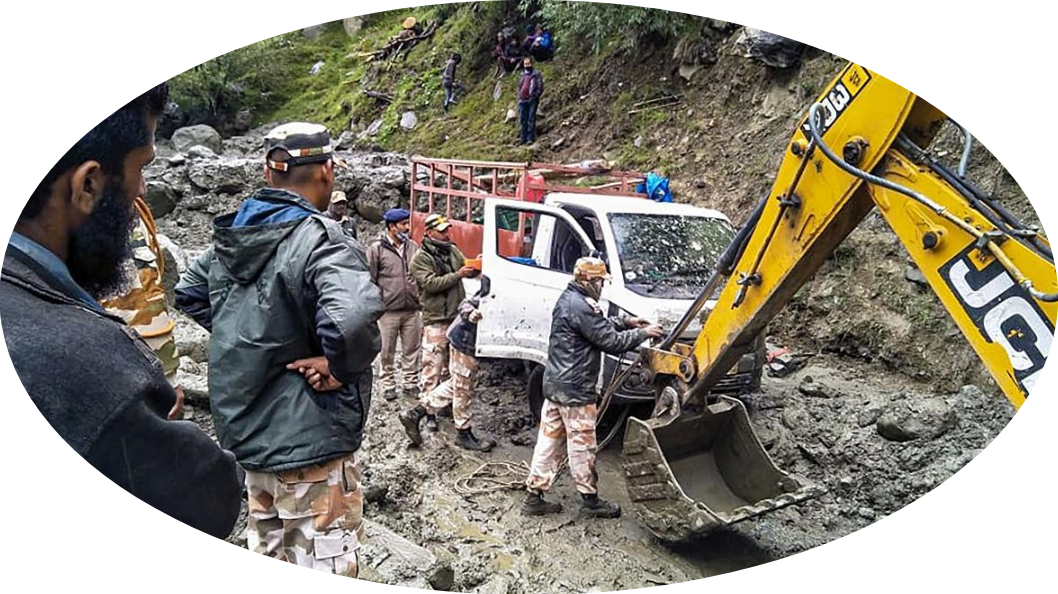 हिमाचल में भूस्खलन का कहर: टाटा सूमो पर गिरी चट्टान, 13 की मौत, 2 घायल - Media 1