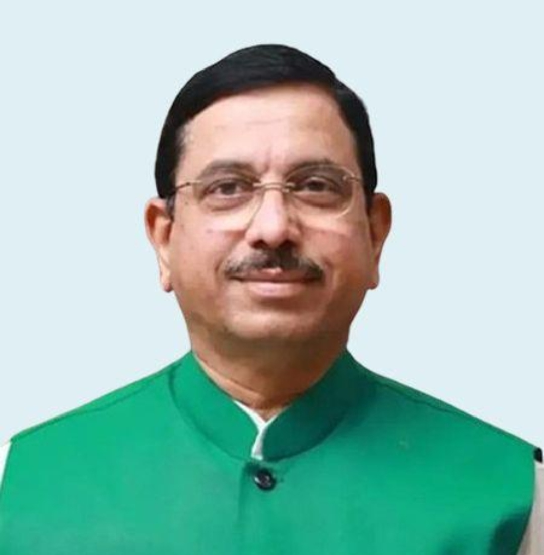 धर्मेंद्र प्रधान के इस्तीफ़े के बाद प्रह्लाद जोशी को मिली शिक्षा मंत्रालय की जिम्मेदारी - Media 1