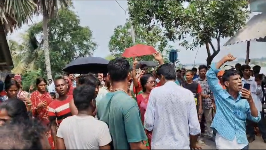 গ্রেপ্তারের দাবিতে বিক্ষোভ, তৃণমূল নেতার বাড়ির সামনে উত্তেজনা ভাণ্ডারকালীতে!