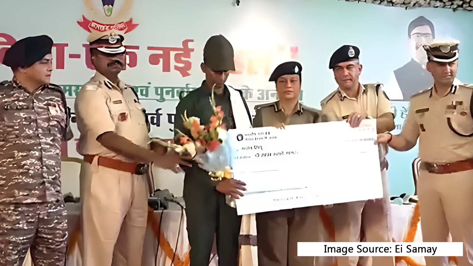 ঝাড়খণ্ডে পুলিশের বড় সাফল্য, আত্মসমর্পণ ১৬ মাওবাদীর