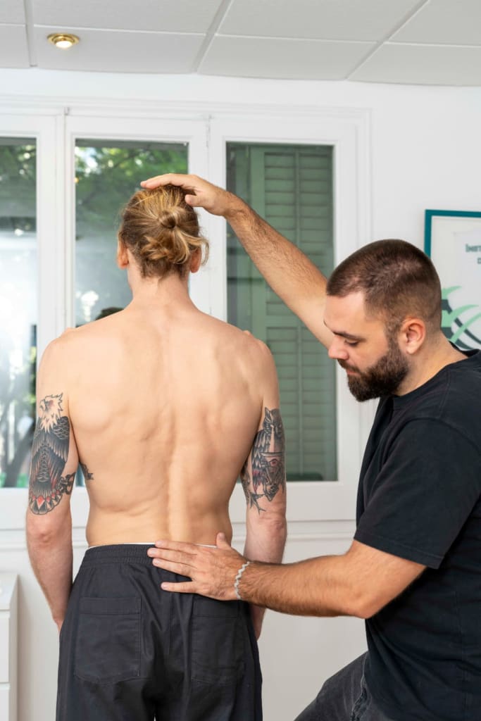 Séance d'ostéopathie, auscultation du dos