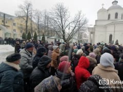 Сотни кинешемцев выстроились возле храмов в очереди за святой водой
