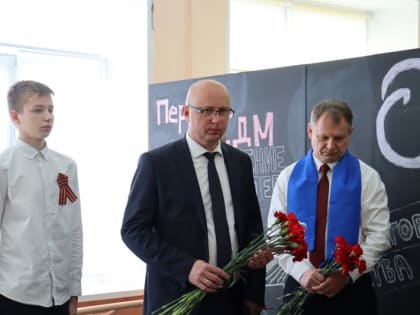 В преддверии Дня Победы в школах прошли церемонии открытия парт героев и мемориальных и памятных досок в честь погибших бойцов СВО