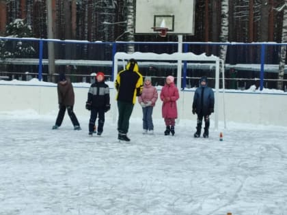 На катке средней школы №41 проходят открытые тренировки по хоккею