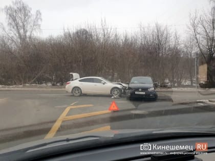 Жесткое столкновение у Кузнецкого моста: «Мазда» влетела в «Фольксваген»
