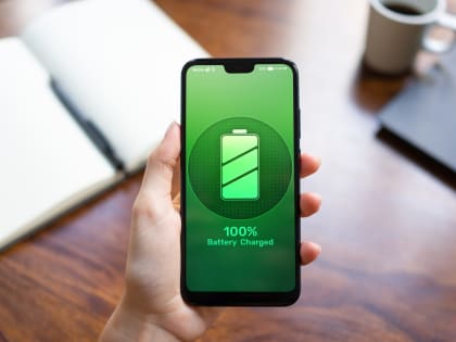 Специалисты рекомендуют не пользоваться смартфоном во время его зарядки
