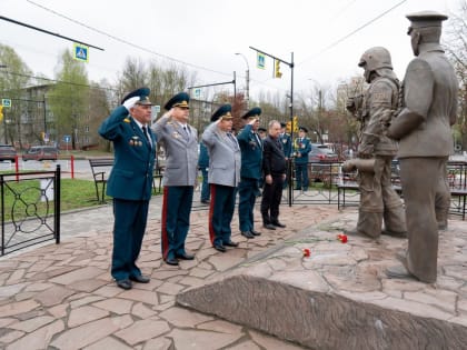 Личный состав Академии возложил цветы к Памятному мемориалу 