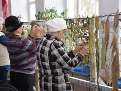 Прихожане храма в Наволоках шьют маскировочные сети для бойцов СВО