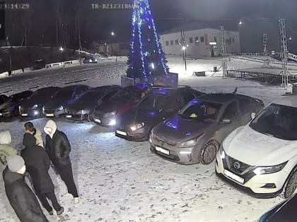 Полиция разбирается с массовым заездом машин на Базарную площадь в Наволоках