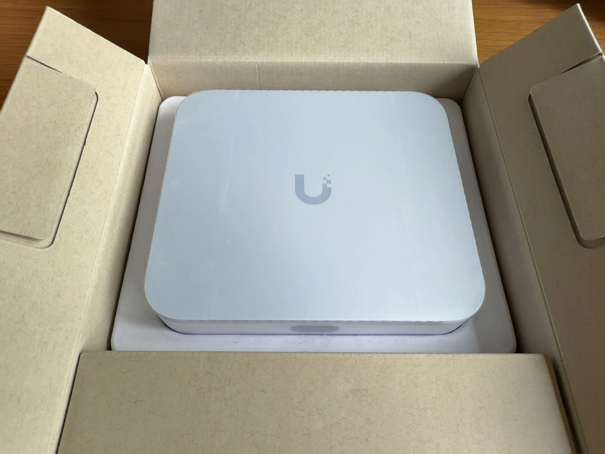 UniFi UCG Maxの開封写真、丁寧に作り込まれた梱包