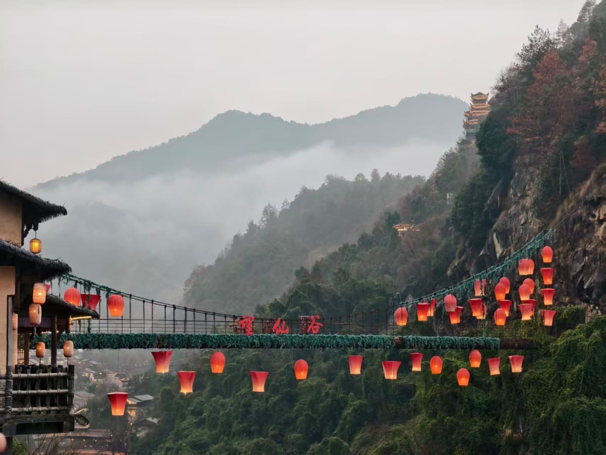 Wangxiangu: el puente de linternas entre montañas neblinosas 🏮 - foto 2