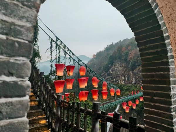Wangxiangu: el puente de linternas entre montañas neblinosas 🏮