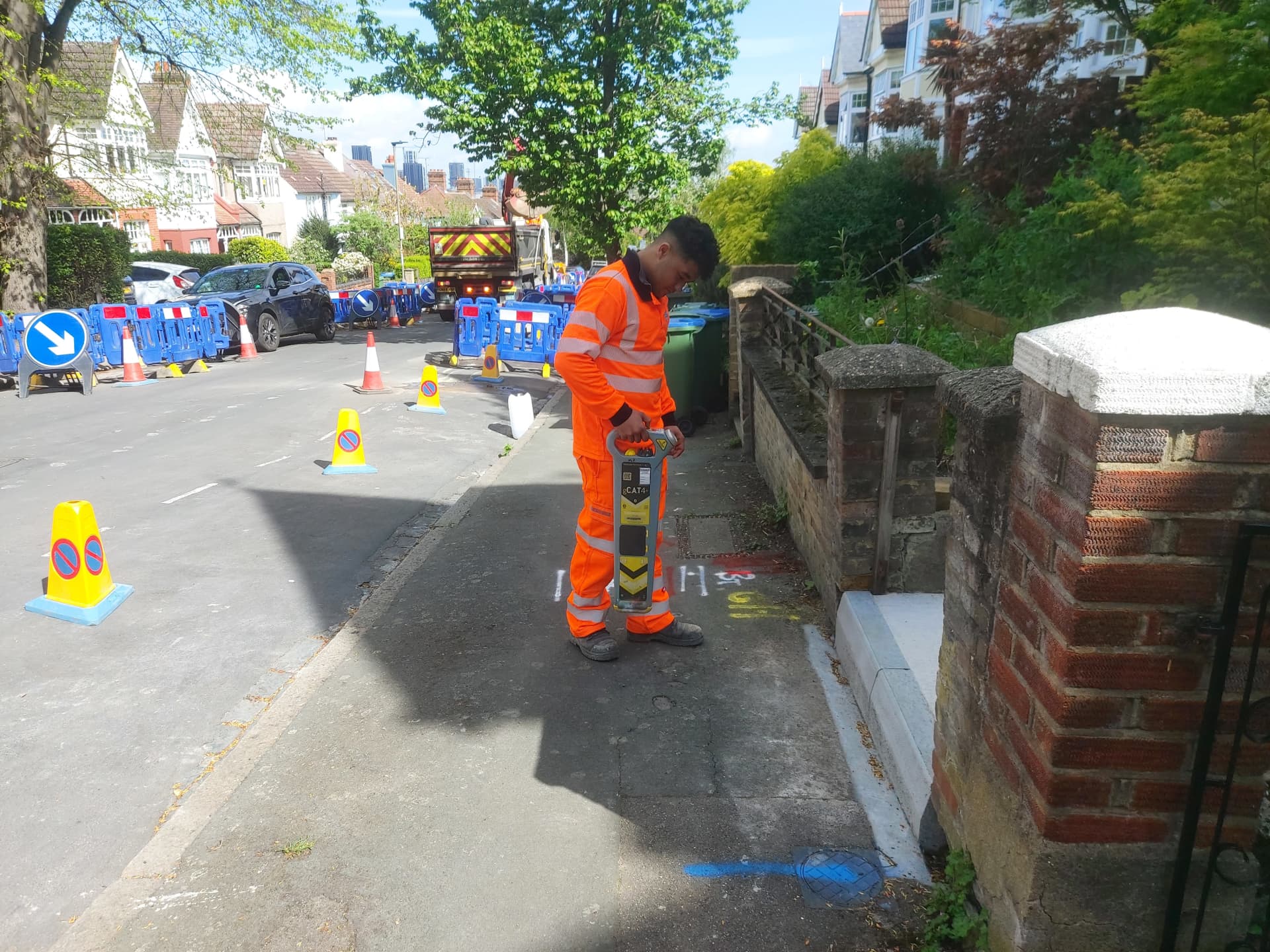 HSG47 training in practice -- operative locating buried services before excavation