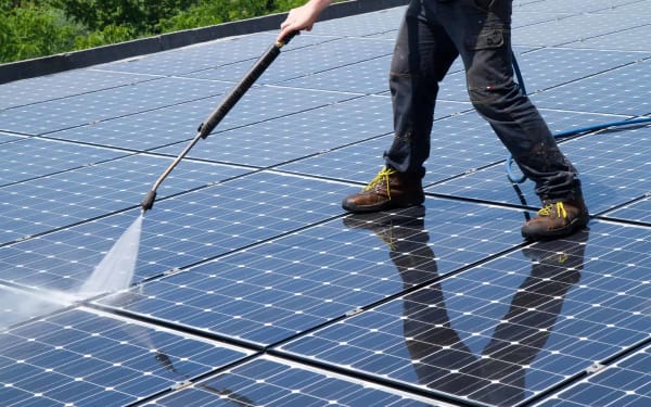 Maximising Solar Panel Efficiency with Regular Cleaning