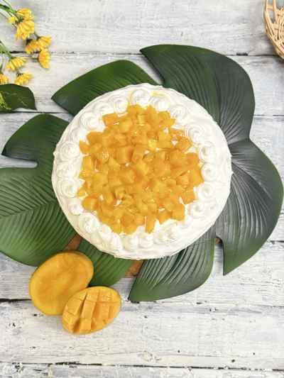 Fresh Mango Cake with Ripe Mango Topping