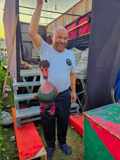 Al-Laila Al-Kabeera Puppeteer with Shegea El-Seema Puppet