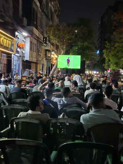 Egyptians Gather at Local Cafés to Support the National Team