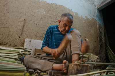Traditional Palm Frond Crate Maker in Al Manzalah