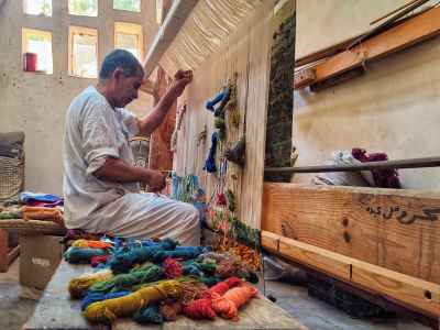 Traditional Egyptian Carpet Weaver at the Egyptian Loom – Handmade Textile Craft in Egypt