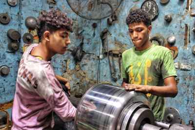 Traditional Egyptian Kharat Craftsman – Metal Turning Workshop in Historic Cairo
