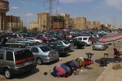 Friday Prayer at the Car Market in Nasr City – A Spiritual Scene Amidst Urban Hustle 2