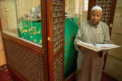 Maqam Keeper Reading Quran at Cairo 2017