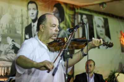 Violin Player Performing at Ramadan Cultural Tent – Live Music Photography