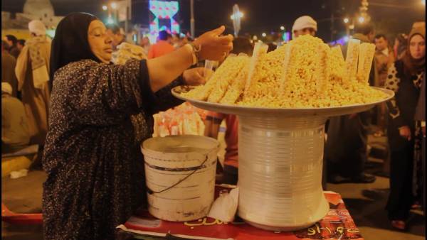Woman Selling Lupini Beans (Termis) on the Street in Cairo, Egypt – Video