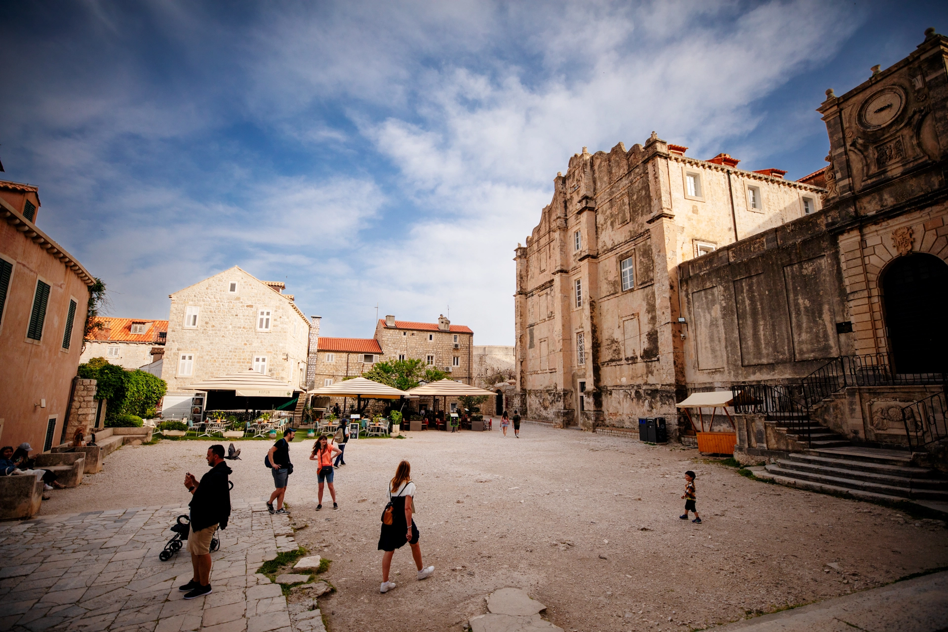 Relaxed Courtyard Scene in Dubrovnik’s Old Town