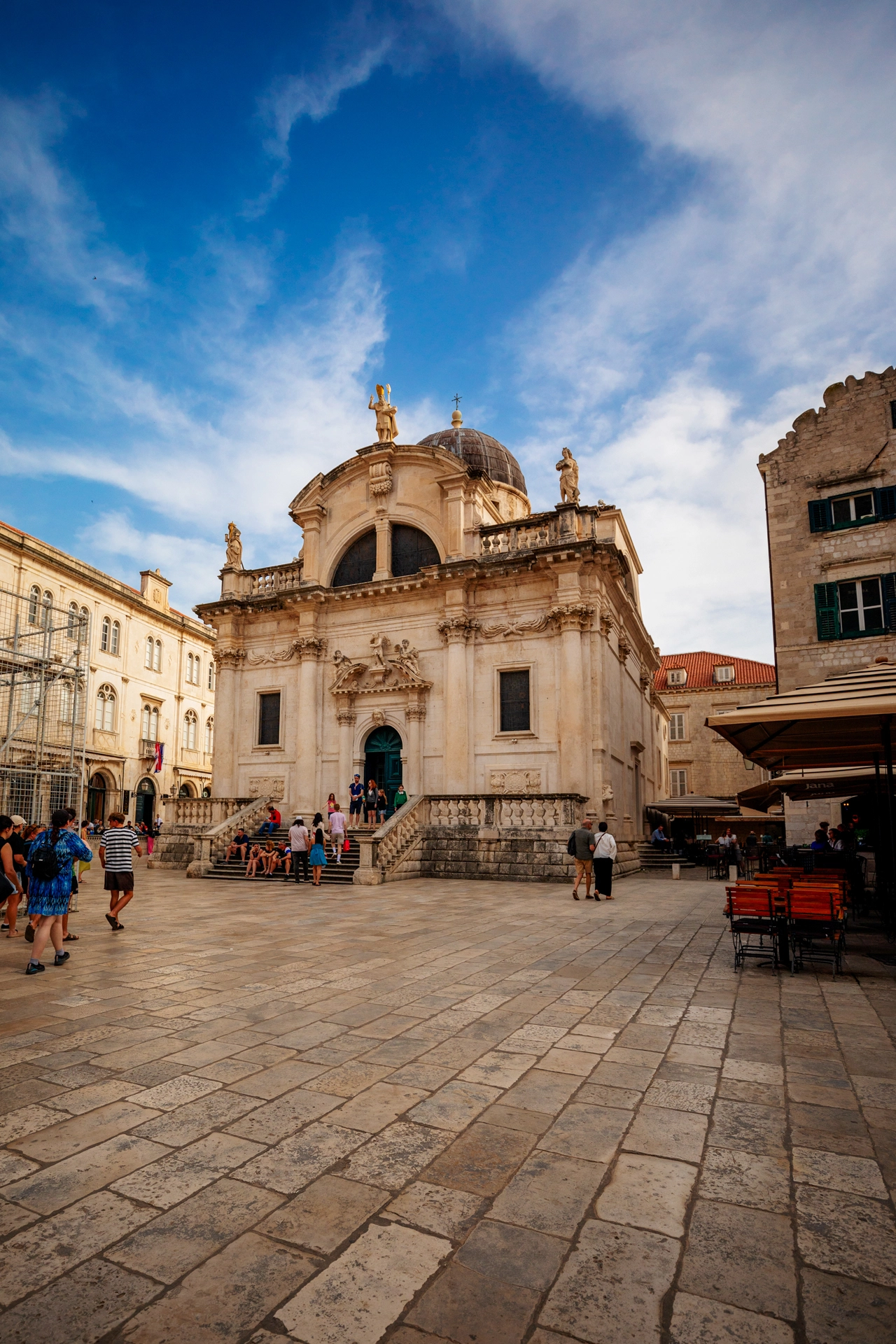 Relaxed Courtyard Scene in Dubrovnik’s Old Town