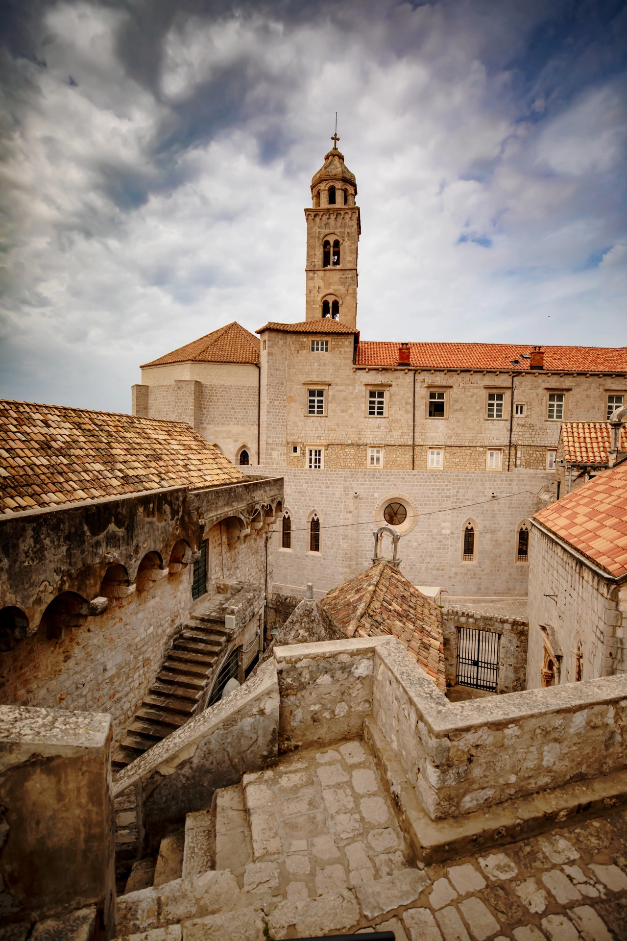 Relaxed Courtyard Scene in Dubrovnik’s Old Town