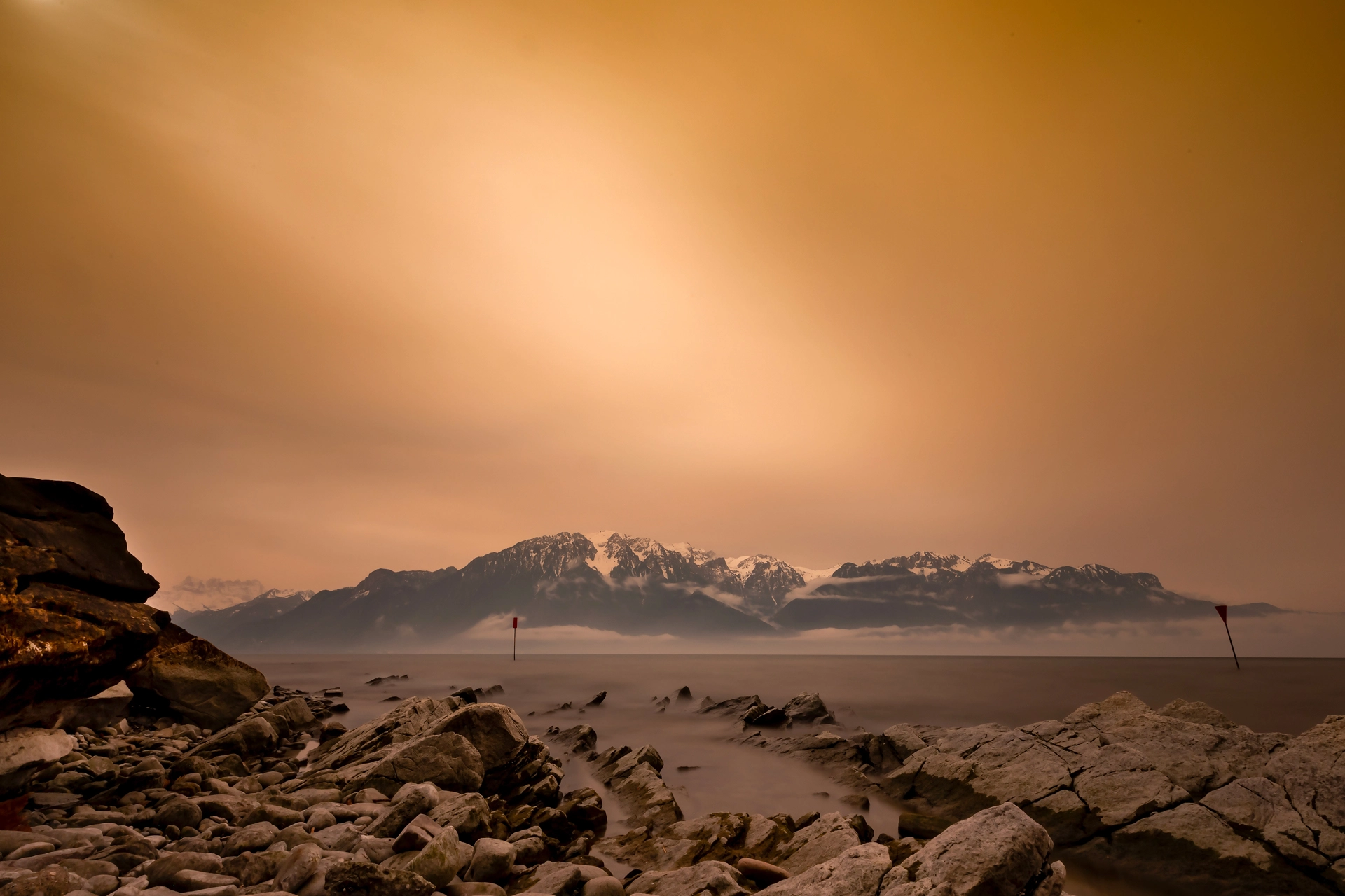A Desert’s Breath Across Lake Léman