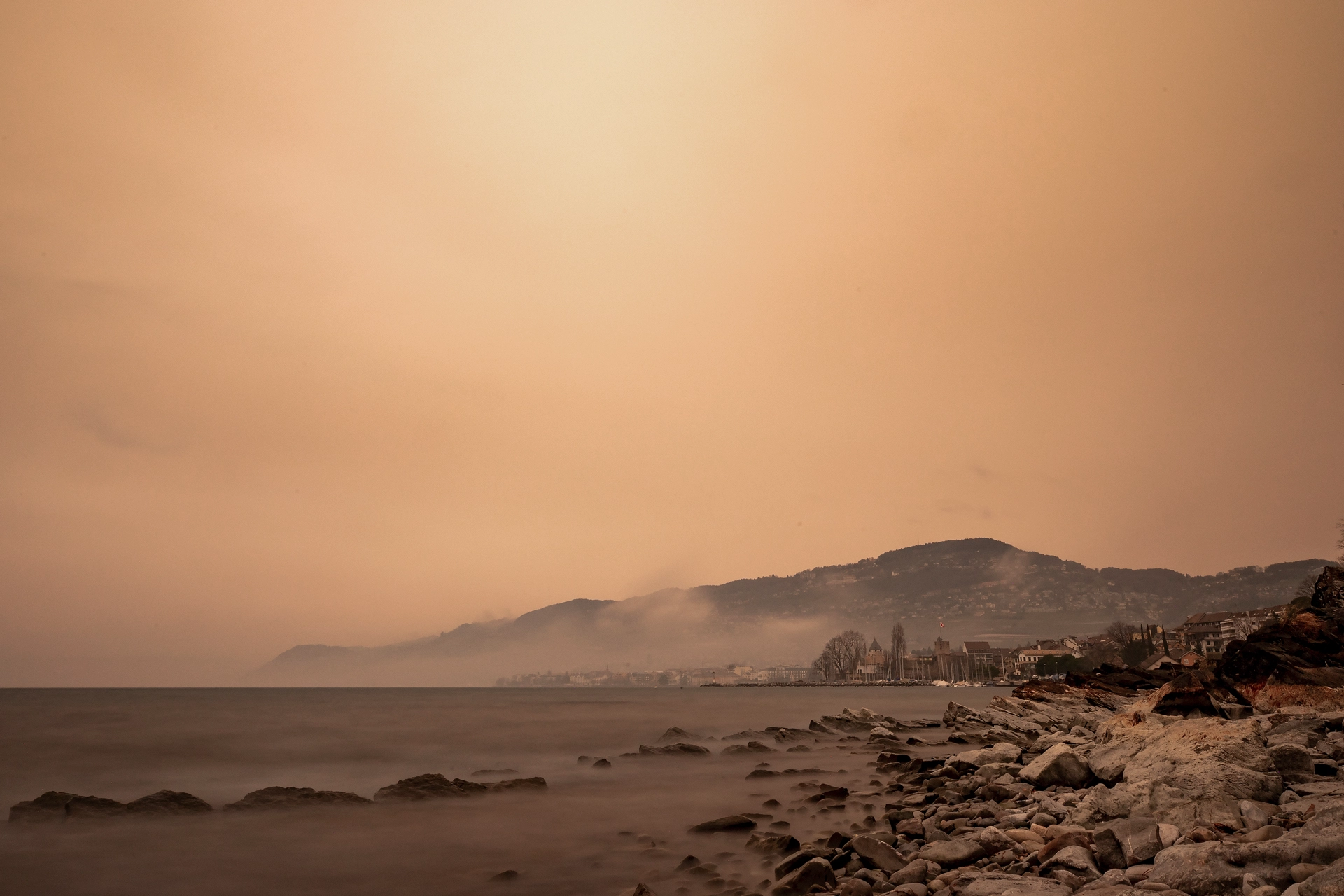 A Desert’s Breath Across Lake Léman