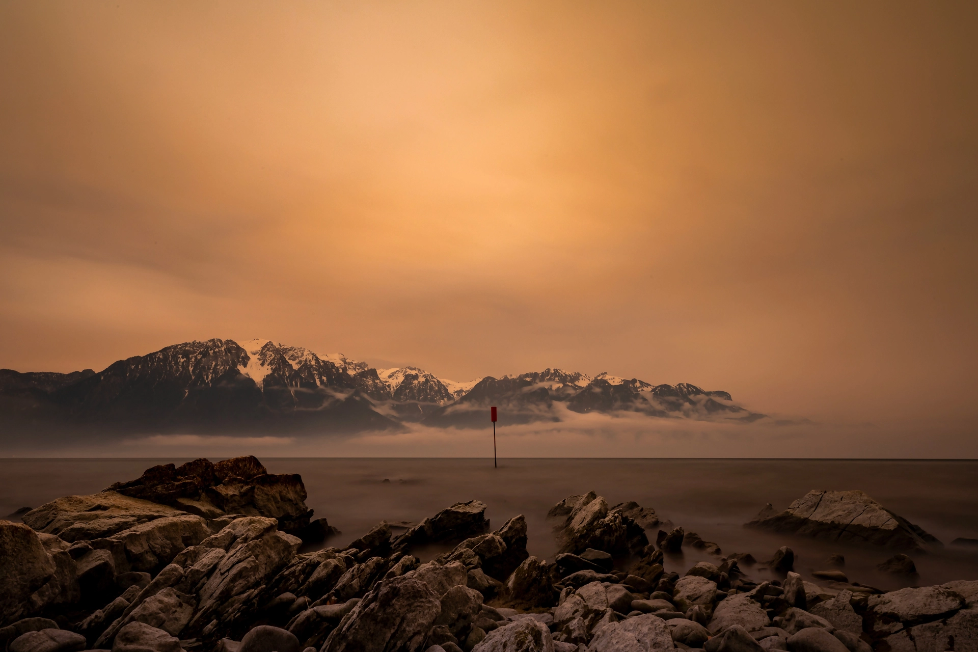 A Desert’s Breath Across Lake Léman