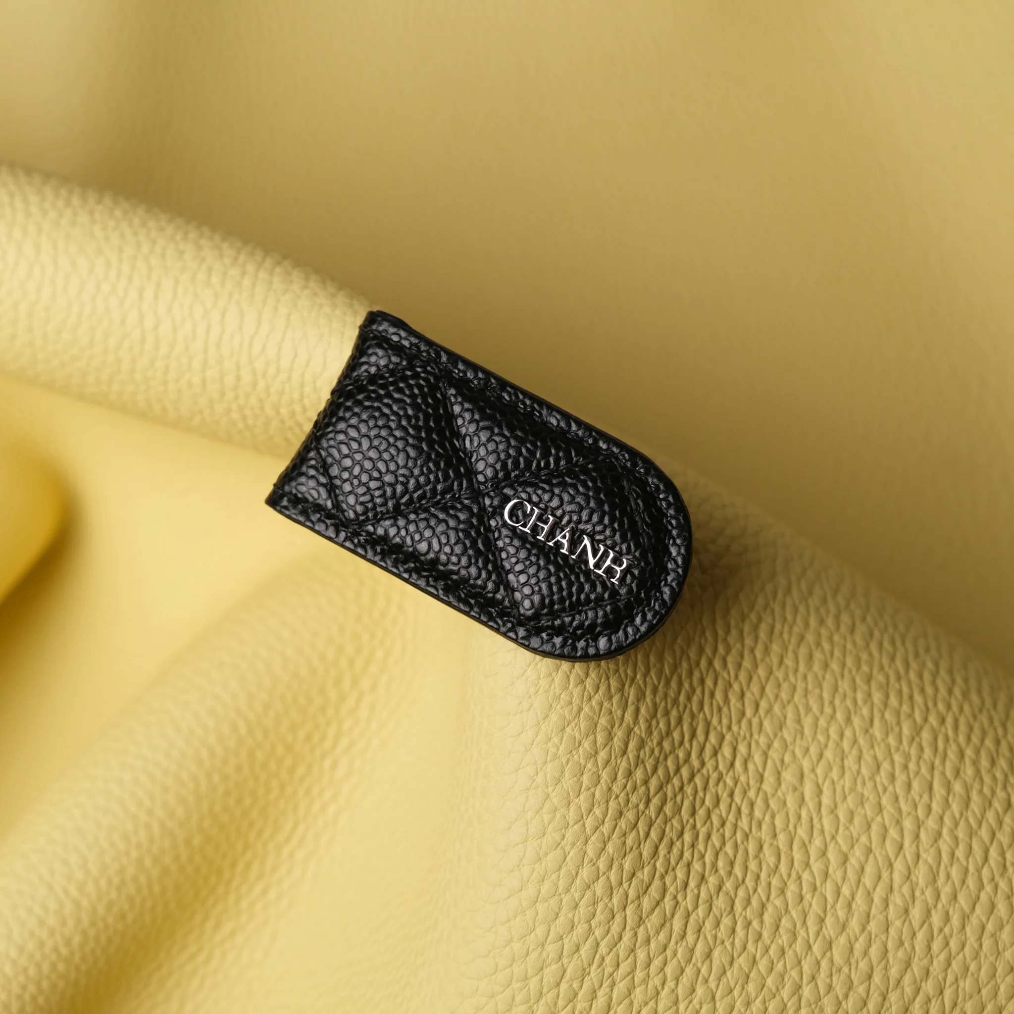 Ảnh Studio Money Clip Caviar Đen phụ kiện riêng - Koi Leather
