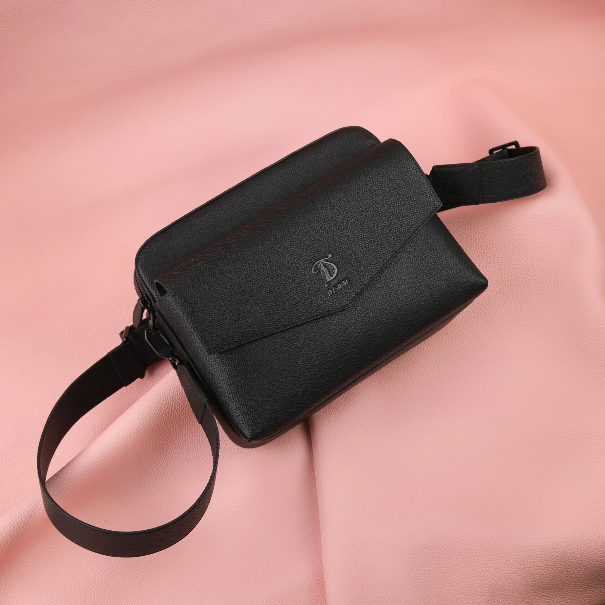 Ảnh Studio Túi taiga đen - Koi Leather