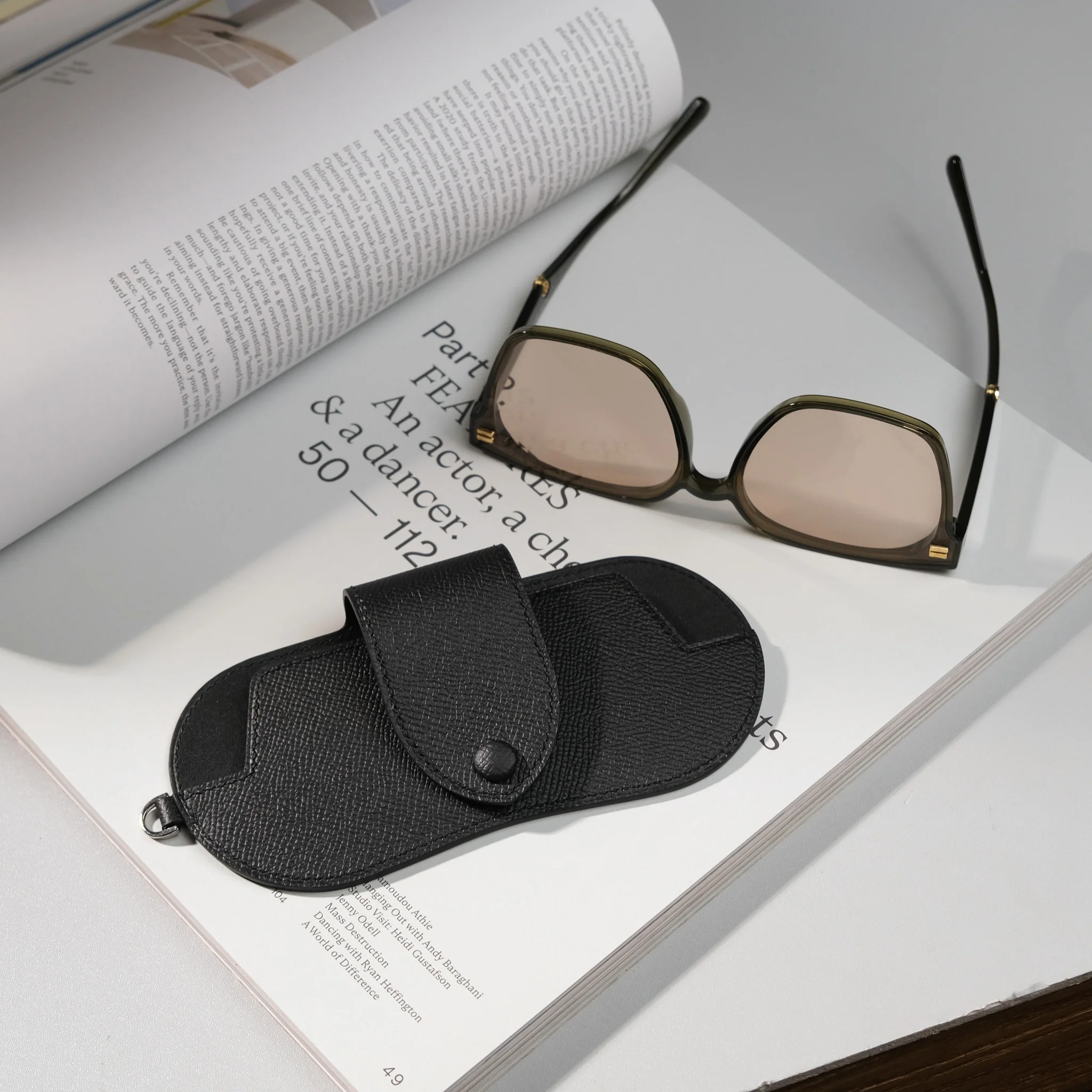 Ảnh Studio Bao Da Mắt Kính - Koi Leather