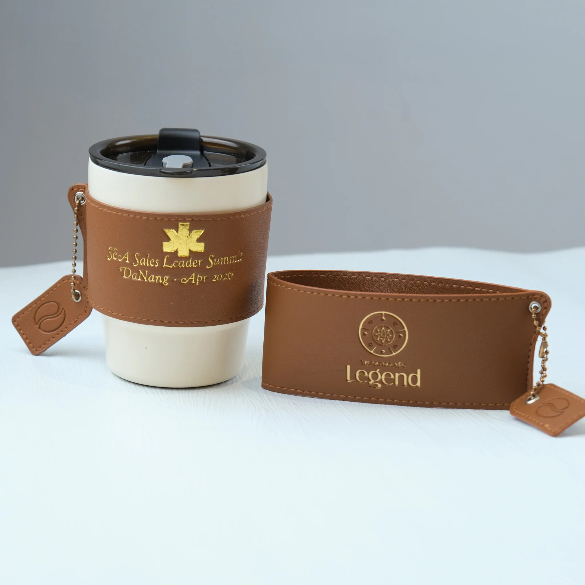 Ảnh Studio Dập tên ly trung nguyên - Koi Leather