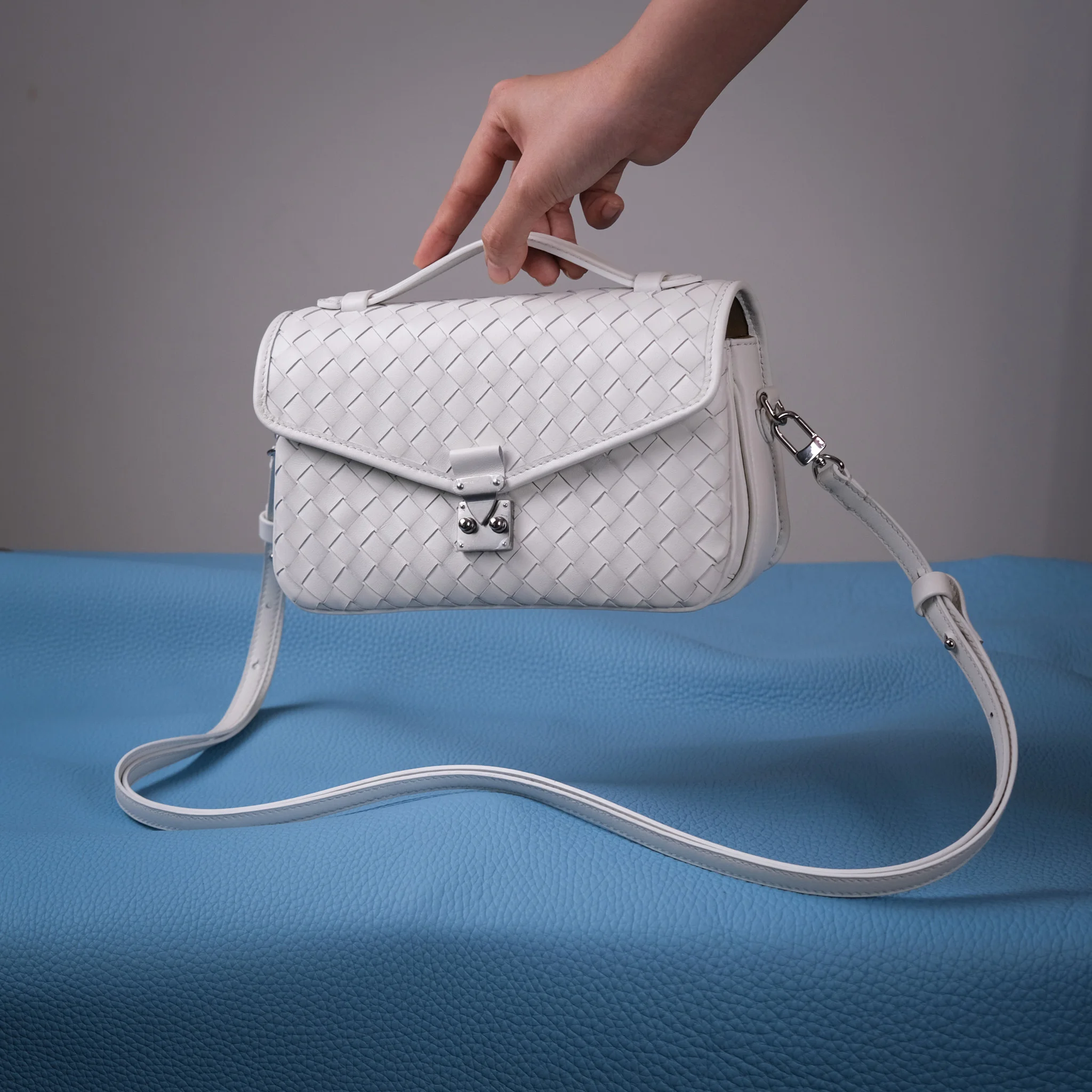 Ảnh Studio Túi Chub Trắng - Koi Leather