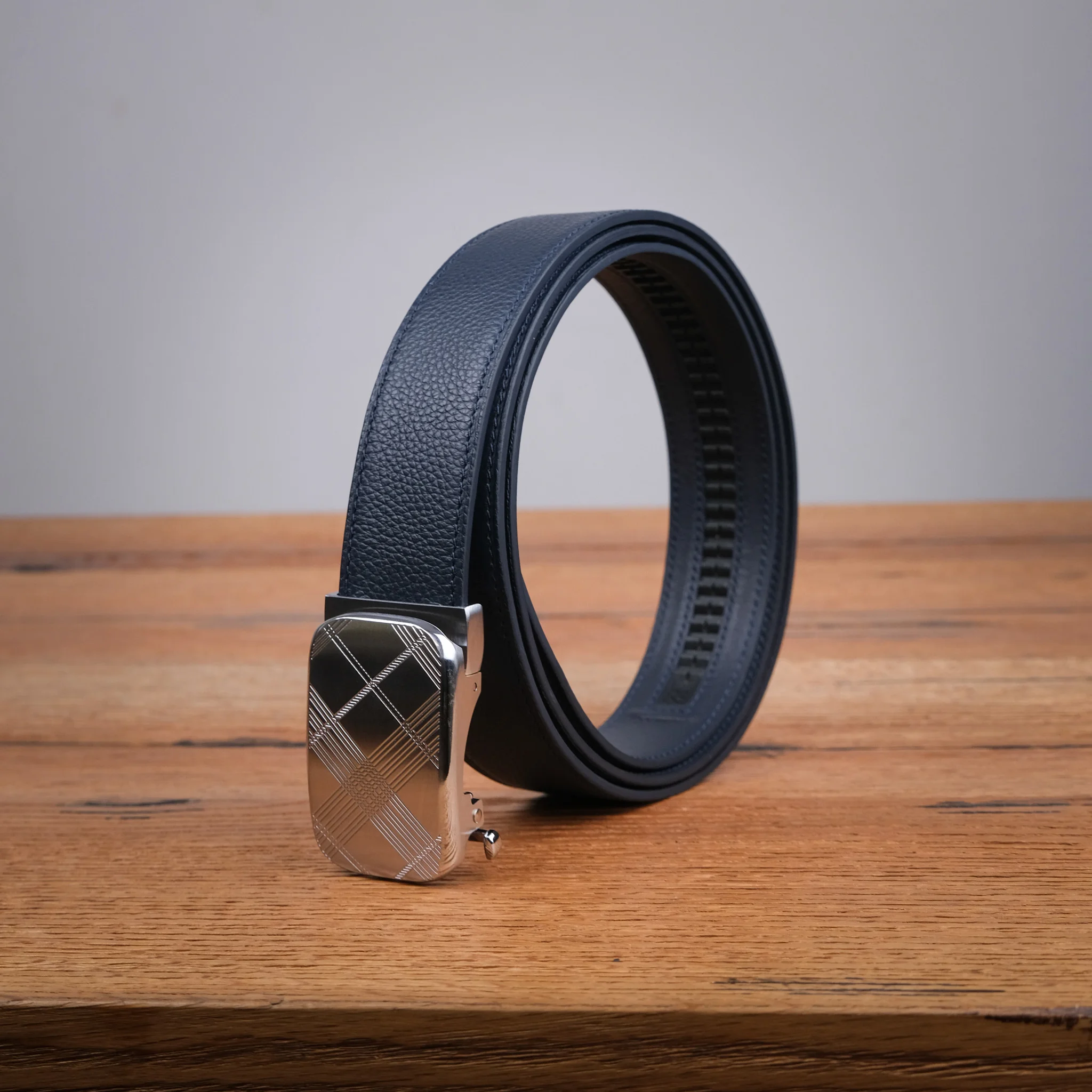 Ảnh Studio dây nịt - Koi Leather