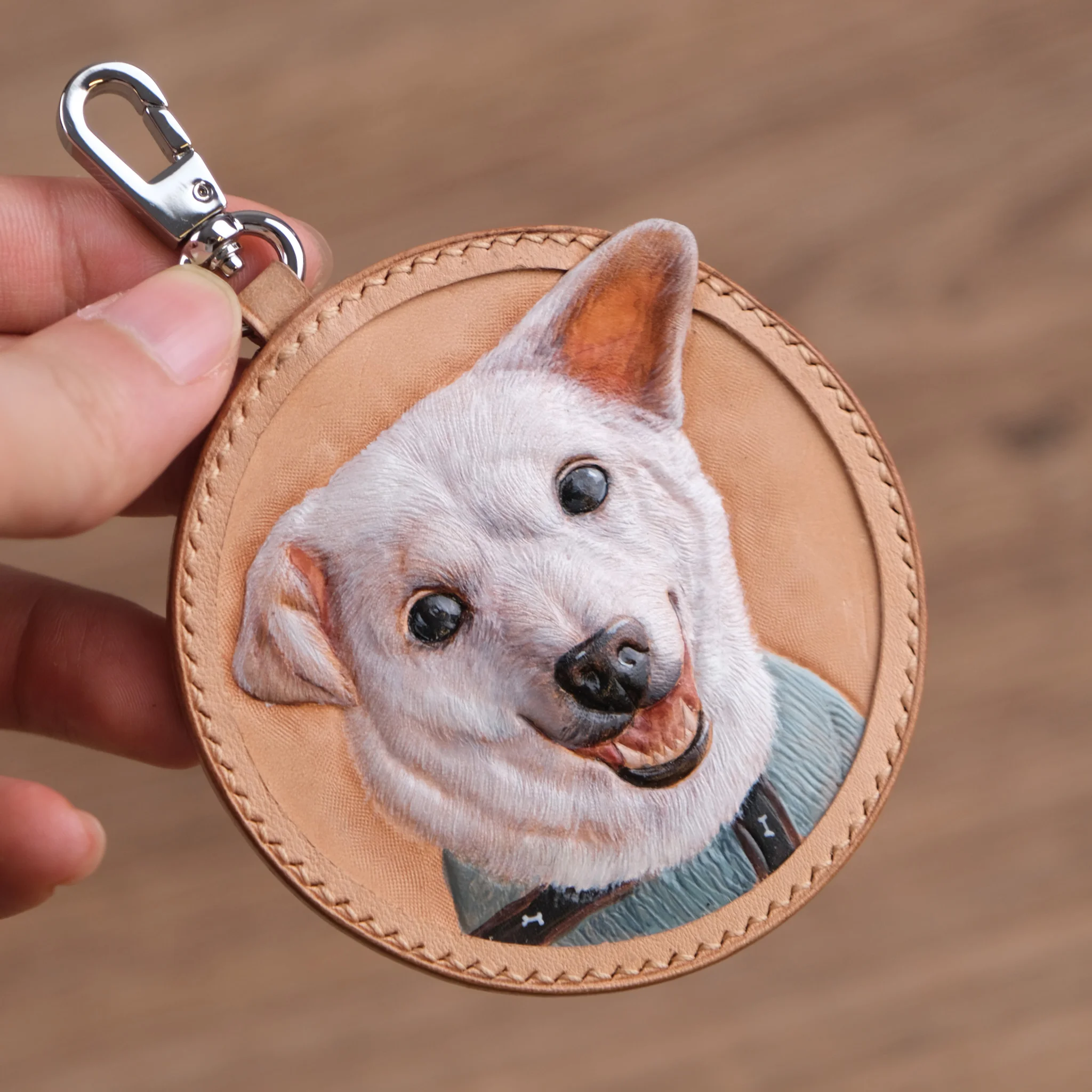 Ảnh Studio Charm chạm khắc hình chó con - Koi Leather