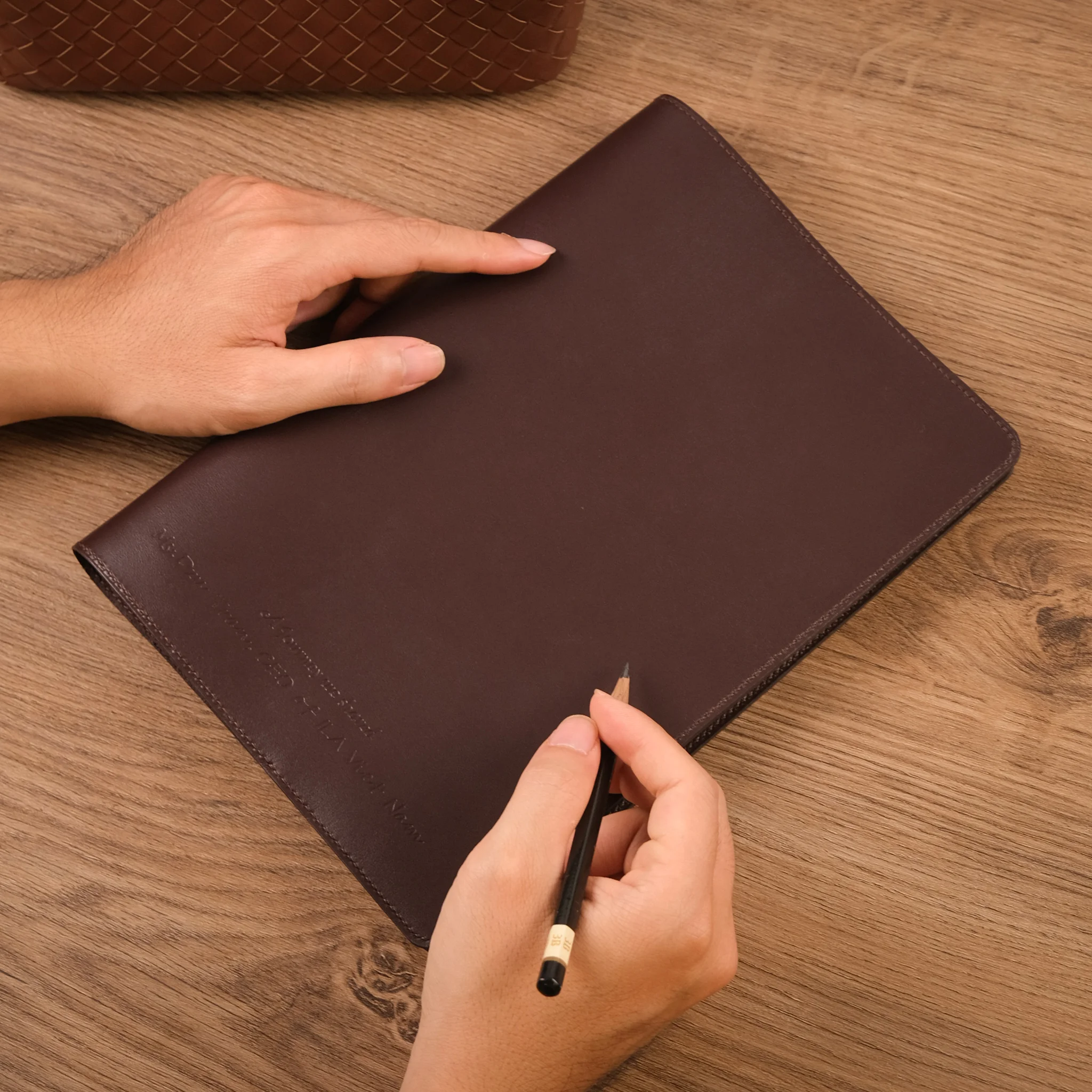 Ảnh Studio Bìa Sổ Nâu - Koi Leather